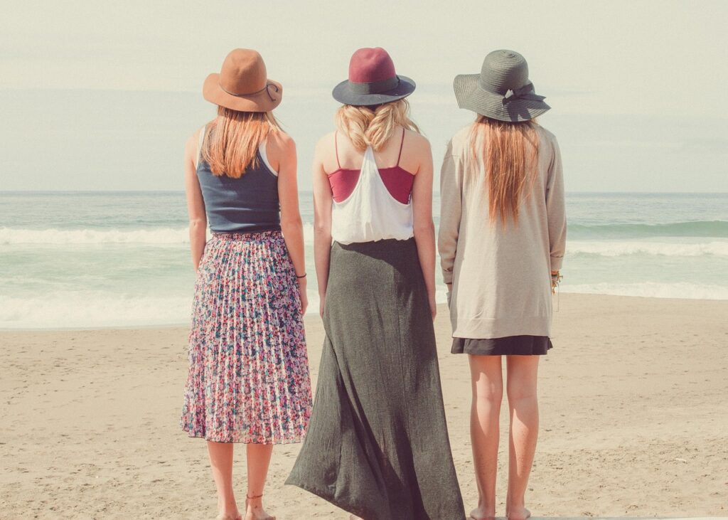 beach, women, shore, seashore, sand, sandy beach, friends, friendship, stand, standing, together, fashion, nature, style, stylish women, hats, summer, summer vacation, holiday, ocean, people, sea, water, three, models